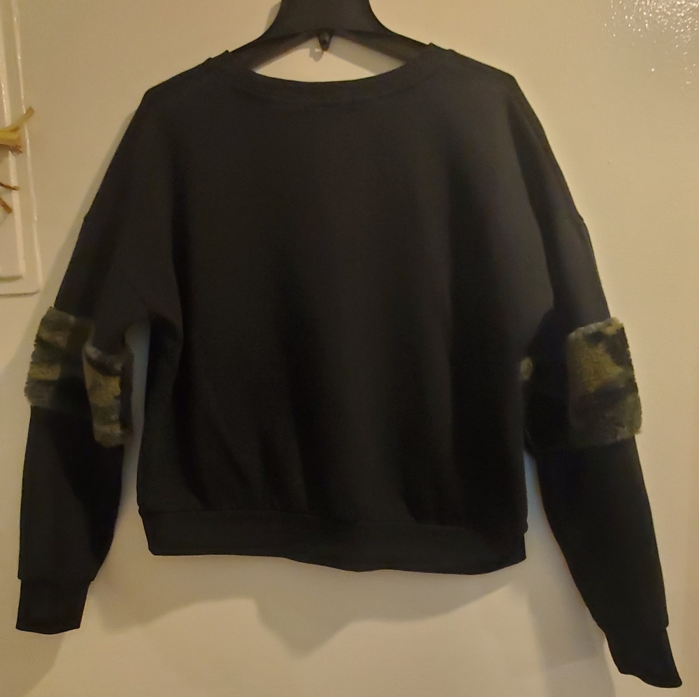 SWS/ACTIVE XL/GT Women Faux Fur Accent Sweatshirt